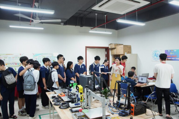 [SME] TRẢI NGHIỆM – ĐỊNH HƯỚNG NGHỀ NGHIỆP CHO HỌC SINH TRƯỜNG TẠ QUANG BỬU TẠI CÁC LAB NGHIÊN CỨU TRƯỜNG CƠ KHÍ