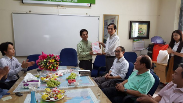 Chia tay cán bộ nghỉ chế độ Thầy Nguyễn Thành – Bm Gia công Áp lực