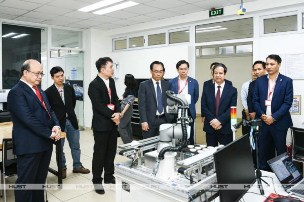 BỘ TRƯỞNG NGUYỄN KIM SƠN ĐẾN THĂM PHÒNG THÍ NGHIỆM NHÀ MÁY SỐ THÔNG MINH