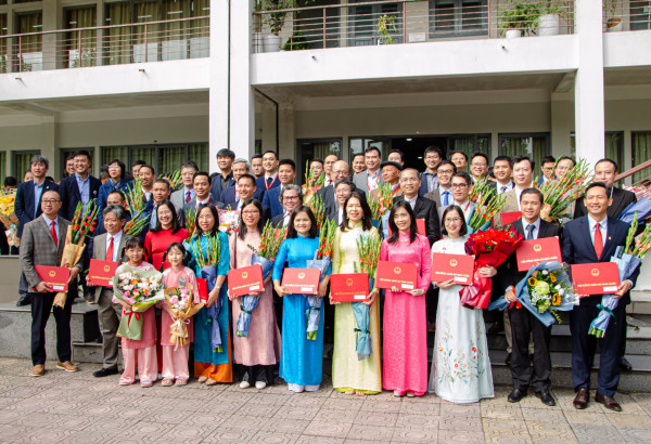 Công bố quyết định và trao chứng nhận GS, PGS đạt chuẩn chức danh năm 2025