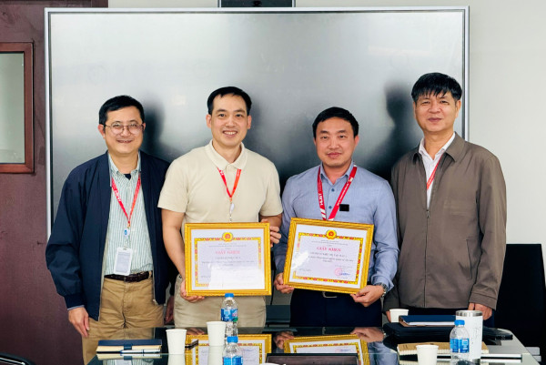 [SME] TRAO GIẤY KHEN CHO CÁC CHI BỘ VÀ ĐẢNG VIÊN TRƯỜNG CƠ KHÍ HOÀN THÀNH XUẤT SẮC NHIỆM VỤ NĂM 2025