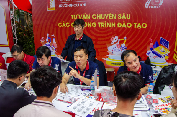 Trường Cơ khí tích cực tham gia tư vấn tại ngày hội tuyển sinh hướng nghiệp 2026