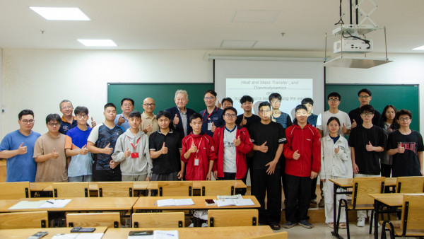 Giáo sư Robert W. Dibble (UC Berkeley) giảng dạy học phần Nhiệt động học (Thermodynamics) cho sinh viên chương trình tiên tiến kỹ thuật ô tô TE-E2  tại Trường Cơ khí