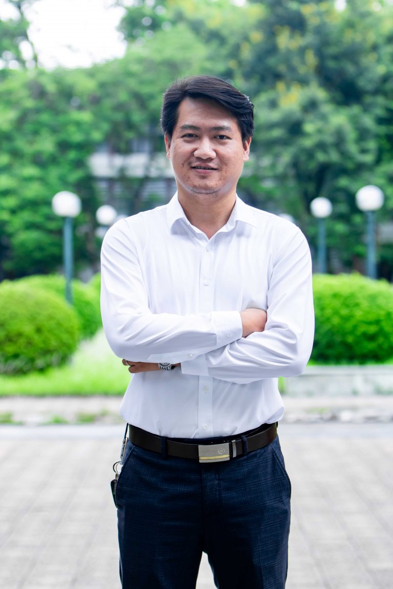 002 2014 0010 Nguyen Minh Quan Chan dung 768x1152