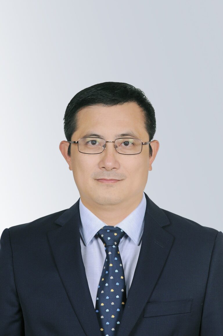 anh dung p ht 768x1157 1