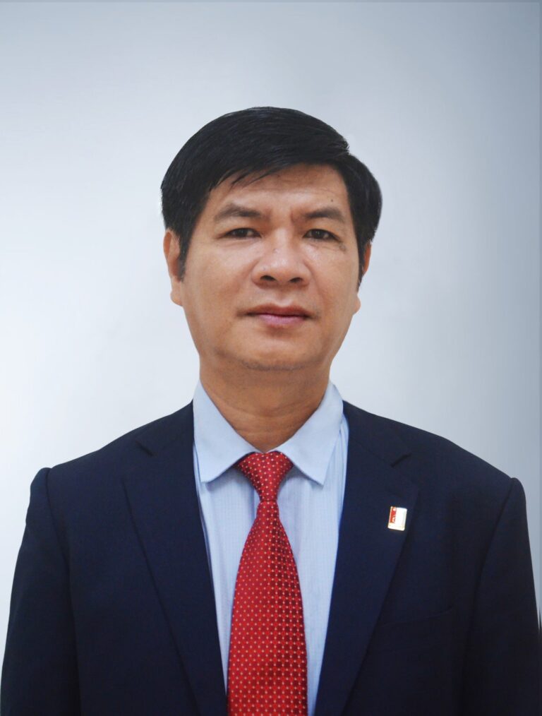anh dung p ht 768x1157