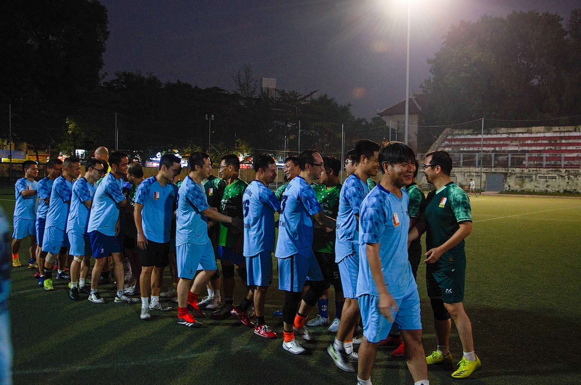 Hai đội bắt tay hữu nghị sau trận bán kết giải bóng đá cán bộ Bách Khoa 2025