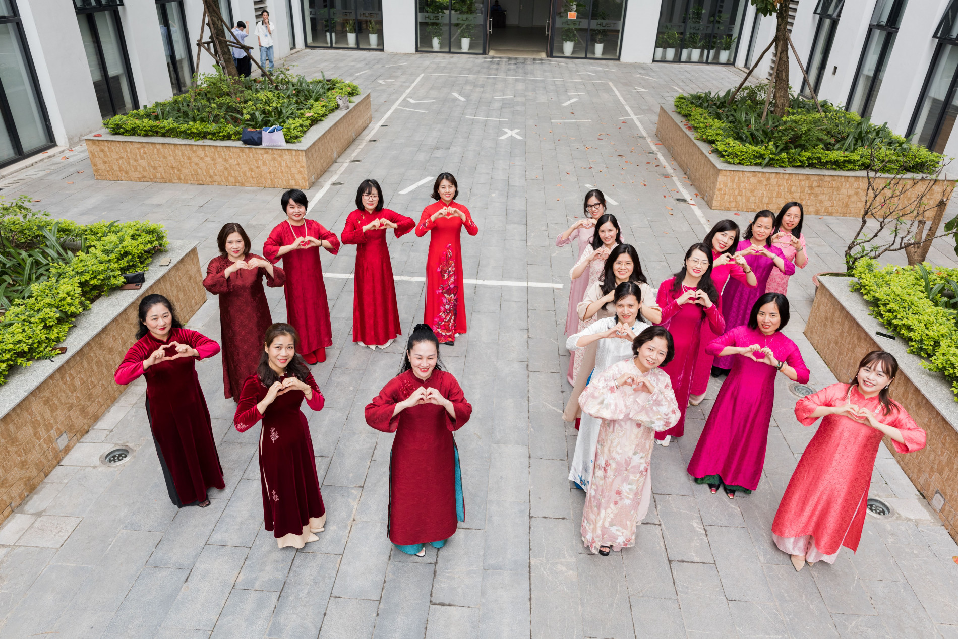 Chúc mừng các cô giáo trường Cơ khí nhân ngày Quốc tế phụ nữ 8-3