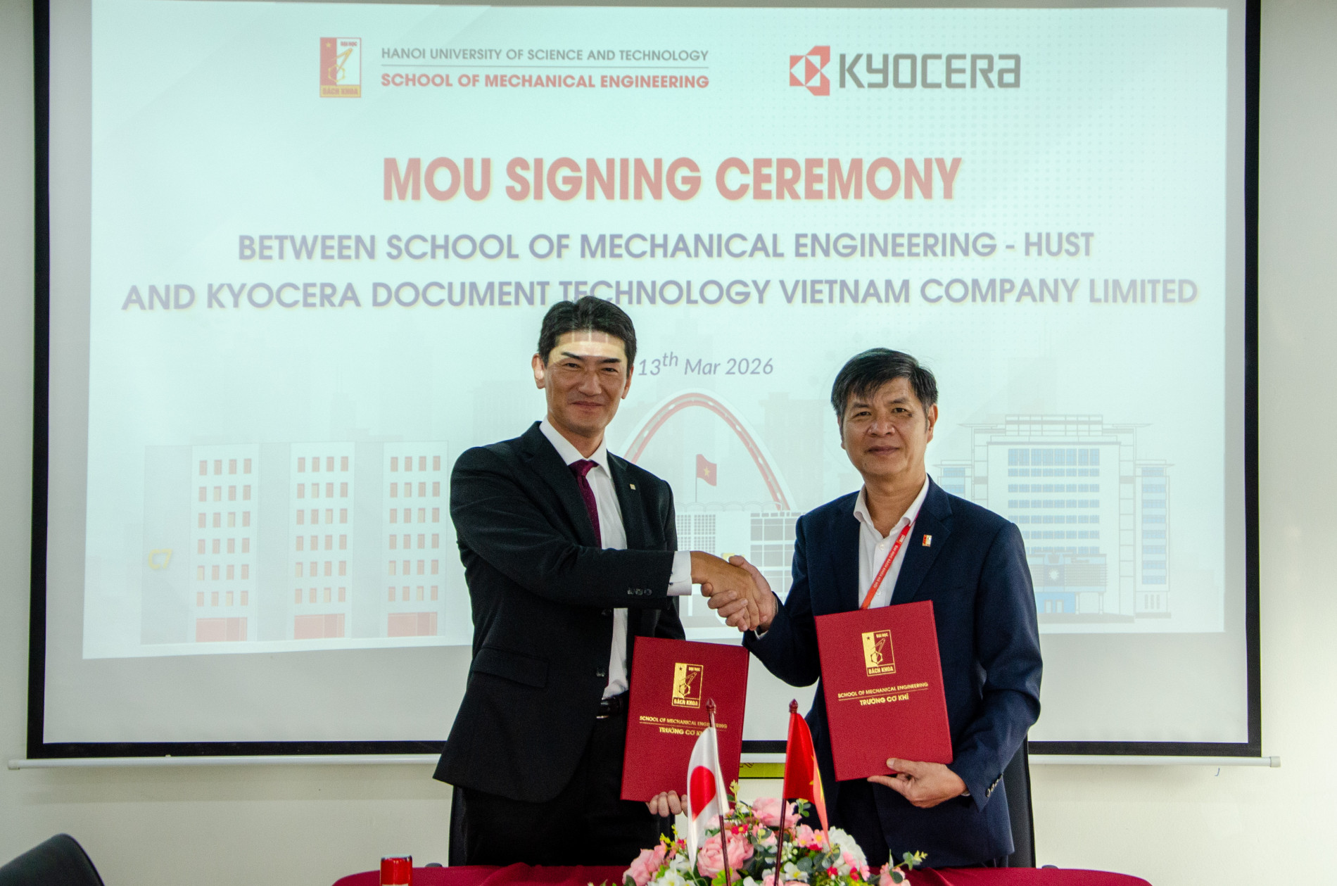 Đại diện Trường Cơ khí và Kyocera Việt Nam thực hiện ký kết biên bản ghi nhớ hợp tác
