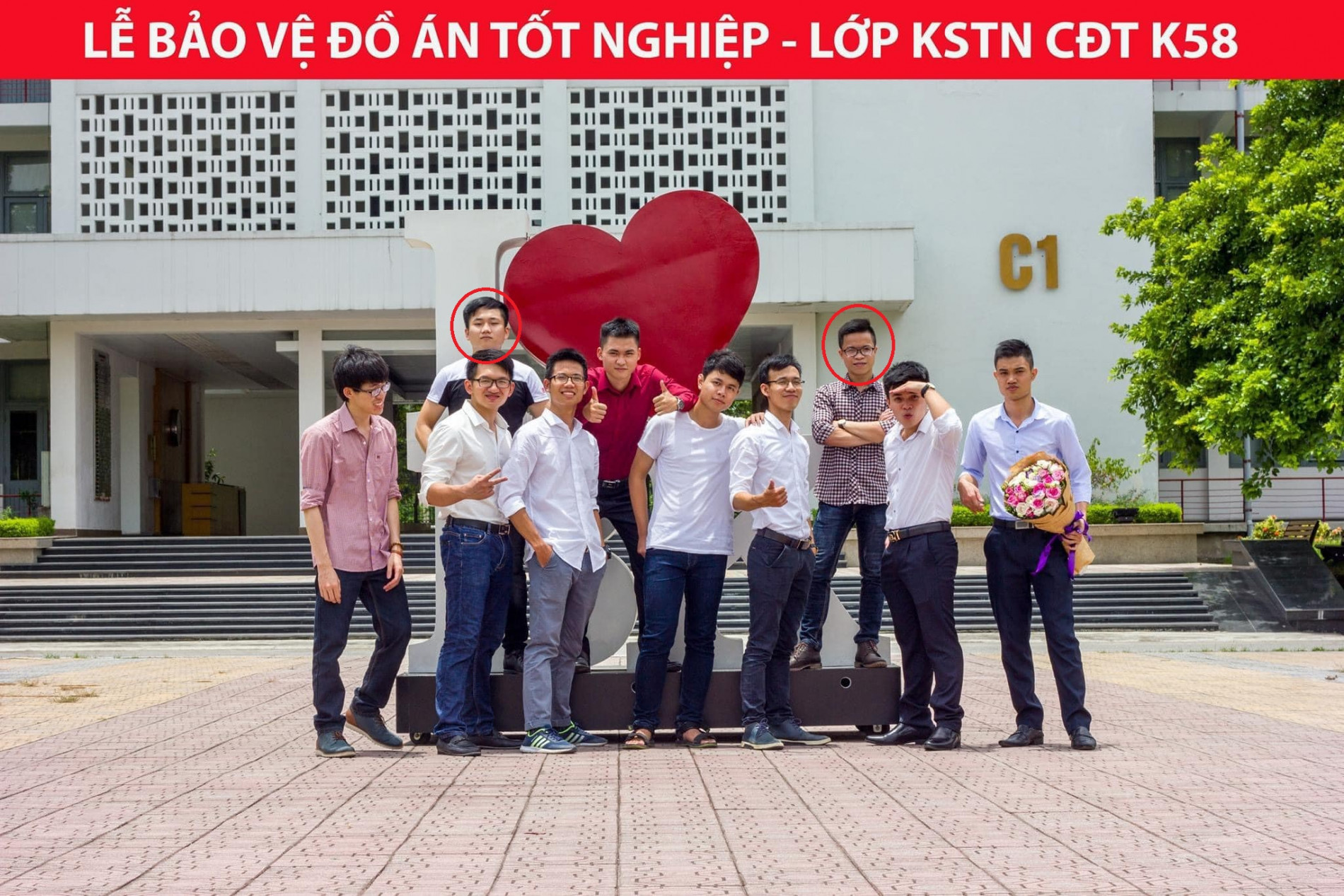 Nhóm sinh viên lớp kỹ sư tài năng Cơ điện tử Khóa 58.