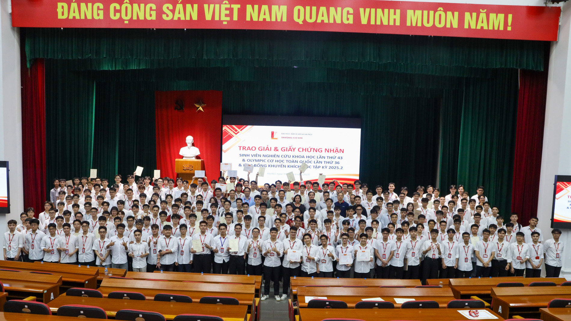 Trao giải và chứng nhận cho sinh viên trường Cơ khí đạt thành tích xuất sắc trong học tập và nghiên cứu