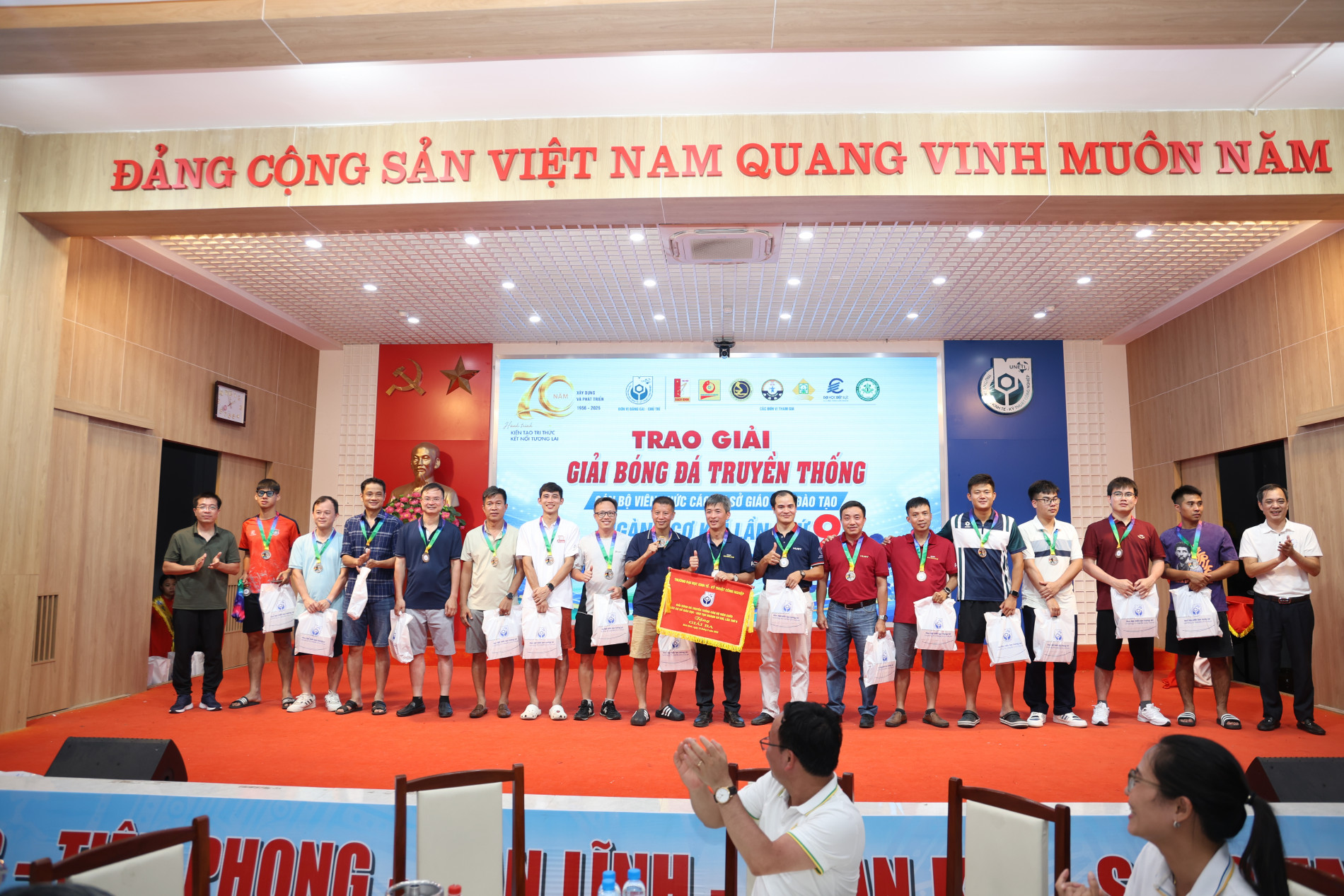 Trường Cơ khí đạt giải 3 tại giải bóng đá truyền thống cán bộ, viên chức các cơ sở giáo dục đào tạo ngành Cơ khí lần thứ IX năm 2026