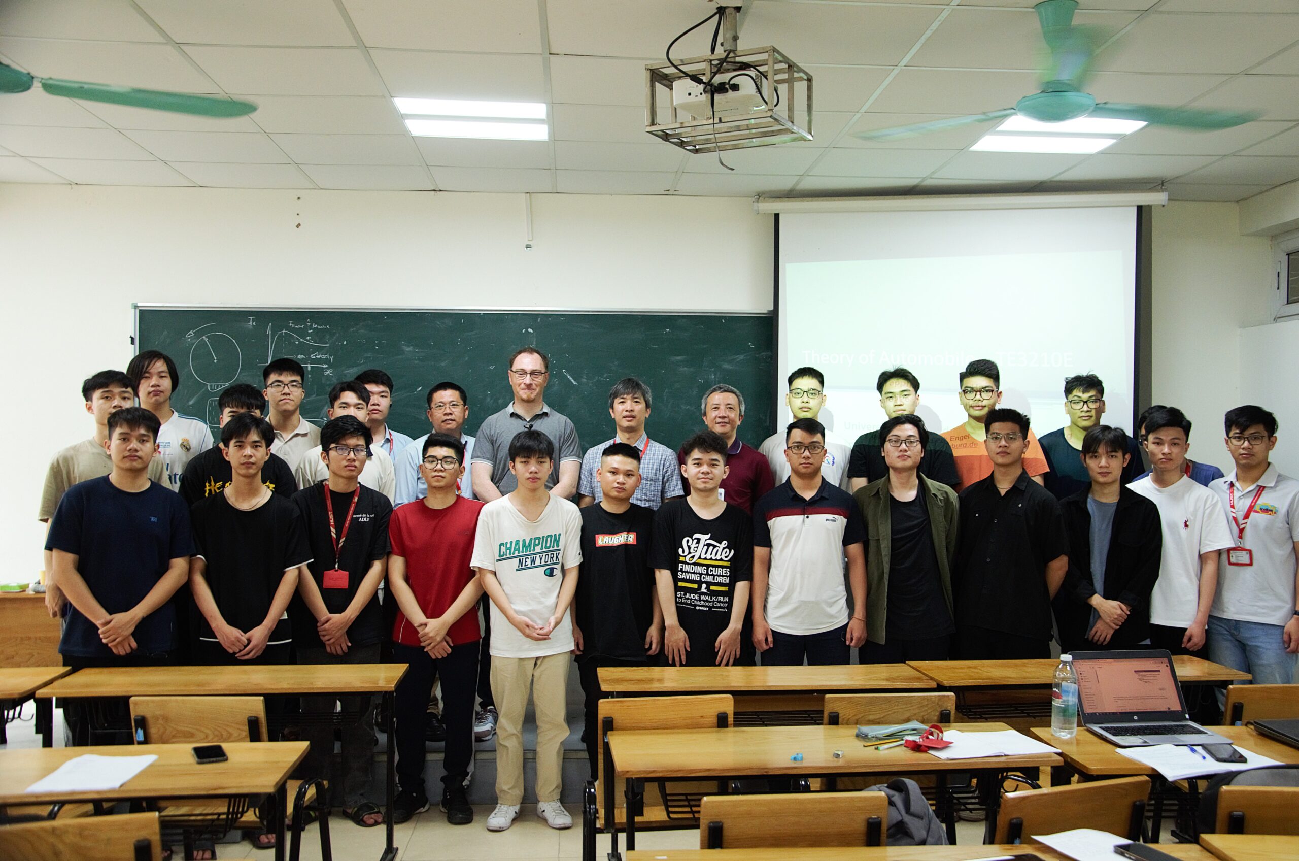 [SME] GIÁO SƯ DIRK ENGEL GIẢNG DẠY VỀ LÝ THUYẾT Ô TÔ CHO SINH VIÊN CHƯƠNG TRÌNH TIÊN TIẾN KỸ THUẬT Ô TÔ